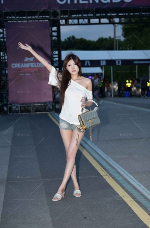 搭讪街拍热裤小仙女