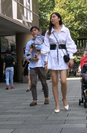 天生丽质白色连衣裙美腿气质小姐姐