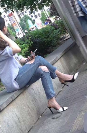 4K – 漂亮的破洞牛仔高跟极品美脚女神 [2.18 GB/avi]