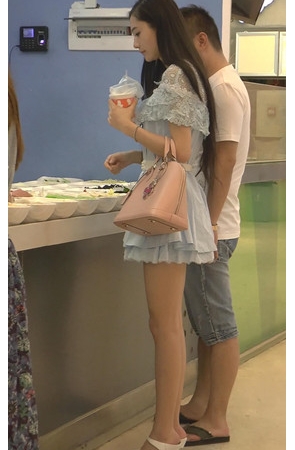 蓝色连衣裙长发美女