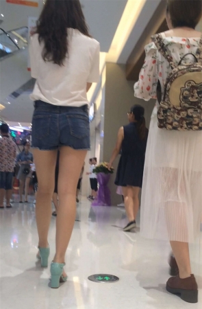 蓝色牛仔短裤极品白皙长腿美女