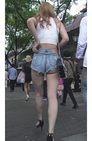 露腰短裤月牙美女