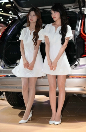 可爱白裙丝腿小姐姐