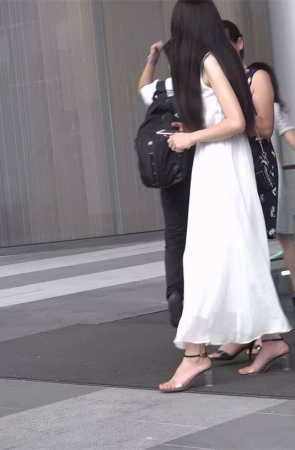 此乃极品美足高跟