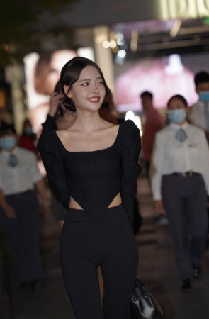 漂亮的黑色紧身裤小姐姐