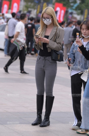 秋意de长腿紧牛小姐姐