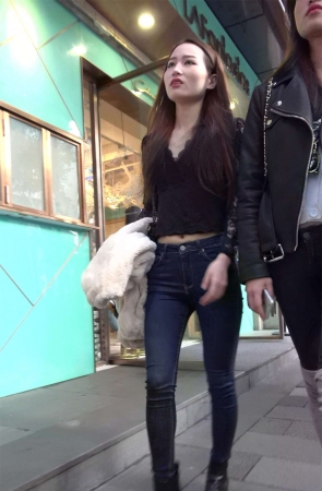 蕾丝衣紧身牛仔性感美女