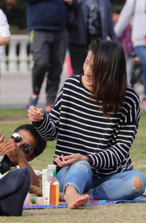 草地上的条纹衫牛仔女孩