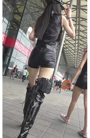 展会外的极品小皮裤美女[3.14G/MP4]