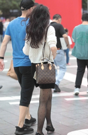 黑丝街拍高跟shaofu