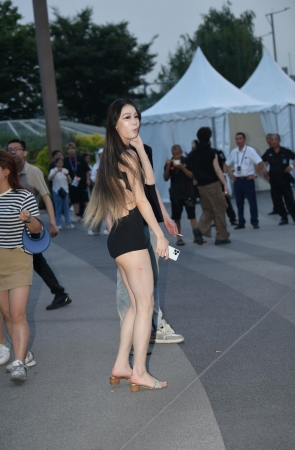 超短热裤大白腿小姐姐