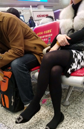 高铁站候车的黑色丝袜修长美腿漂亮美少妇
