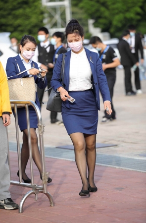 蓝色职业装汽车销shou 黑 丝街拍高跟