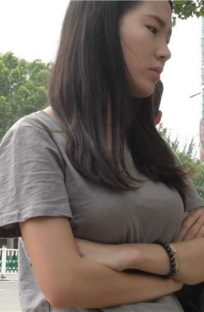 4k-公交站拍摄丰满粉嫩美足人字拖清纯小美女