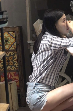 热裤裸足精致的美脚丫