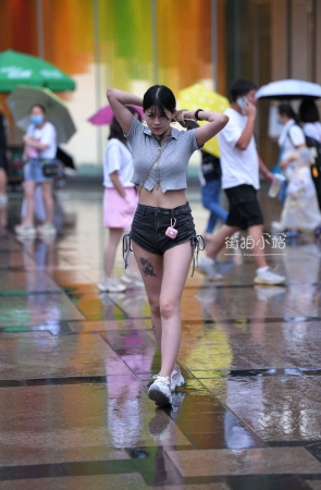 街拍热牛运动鞋小姐姐