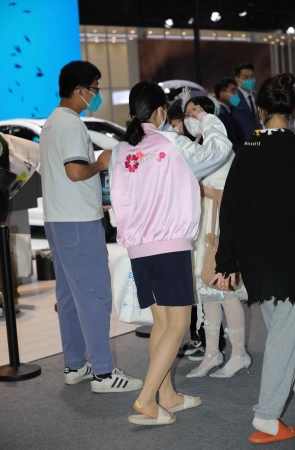 【街拍心灵】车展礼仪下班街拍高跟换穿鞋拖肉丝哇塞