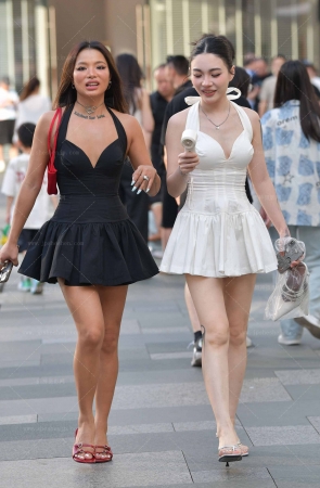 2545-5=93√肤白貌美小姐姐 12P