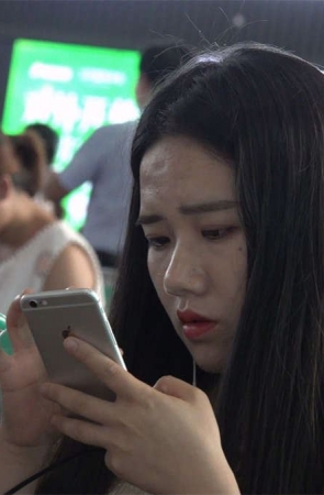 在等车时等车翘起来双脚