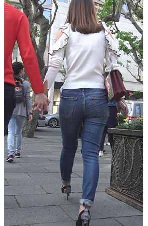 丰腴牛仔紧身裤美眉