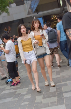 甜美的裸腿小姐姐