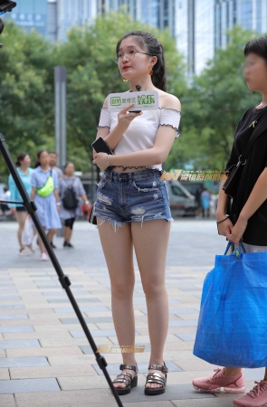 被采访的热裤肉感MM