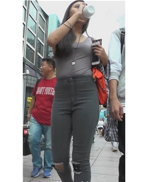 边走边喝奶的丰满紧身美臀美女 [741 MB]