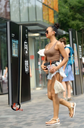 7-22小麦色皮肤热裤美女