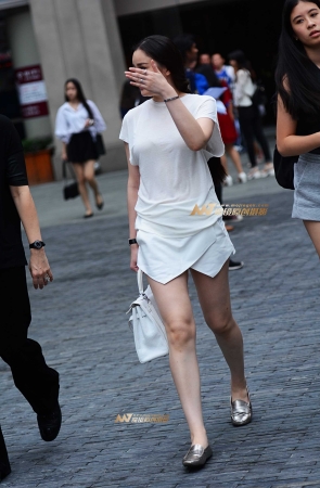 咔喳街拍 —–轻薄热裤