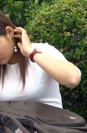 妹子把丝袜美腿放在男友腿上 [280 MB/MP4]