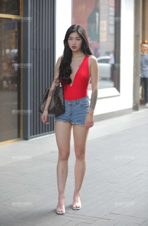 小姐姐的深V很吸睛