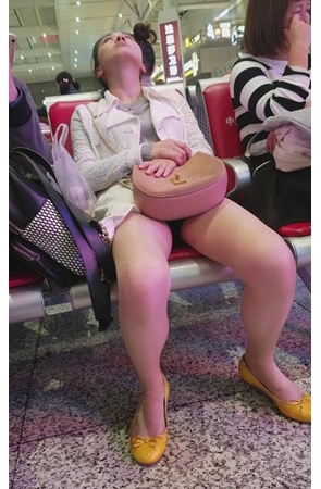 闭目养神的肉丝极品美腿MM[869M/MP4]