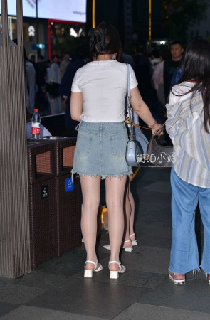 喜欢养狗狗的R丝牛仔裙妹纸