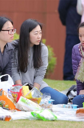 No806 甜美少妇一双丝足重点保护，只能绕到她身后偷偷地看