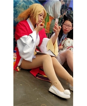 4k-肉色丝袜小清纯美眉休息不忘补个妆