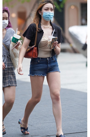 漂亮的热裤美女(78P)[900M/JPG]