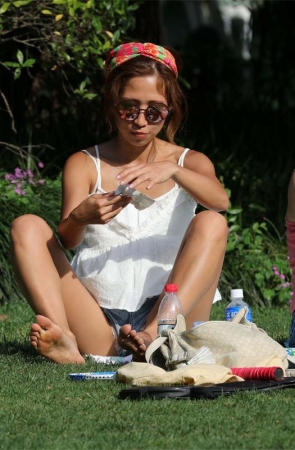 No1549 青春美少女，长趾玉足和热裤长腿都有十足看点