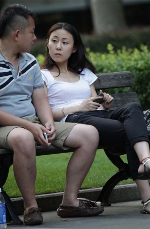 No923 再好看的女孩也有吵架后独坐长椅的时候