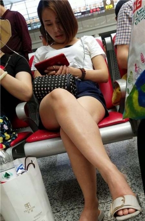4k超清，候车室拍摄热裤裸腿凉拖美女姐姐
