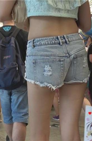 chinajoy现场偶遇极品美臀牛仔热裤美女。