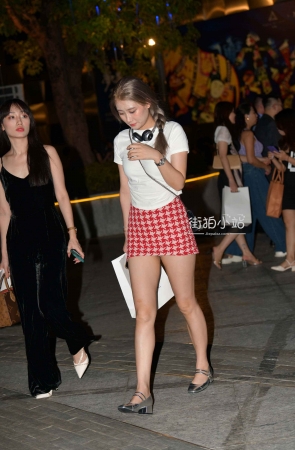 格子超短裙美腿美眉，【春光乍……】