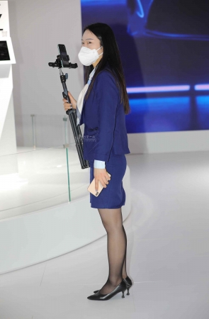 【街拍心灵】雷克萨斯销 售黑丝制服街拍高跟