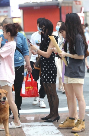 诱惑街拍黑丝高跟shaofu