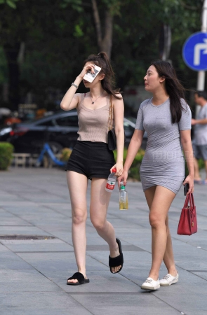 街拍黑色短热裤清凉妹纸