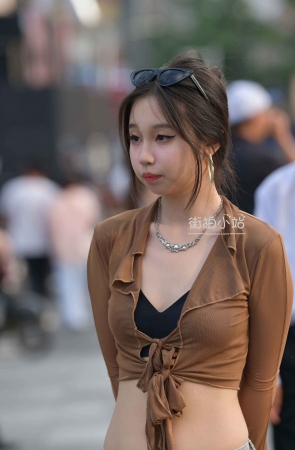 街拍小蛮腰热裤妹子