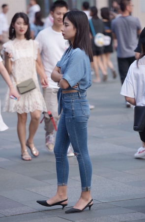 阿娜多姿的紧身裤牛仔裤美女