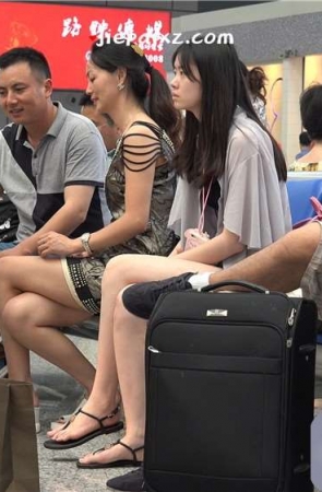 4K – 清新淡雅的安静白净少女 [2.27 GB/MP4]