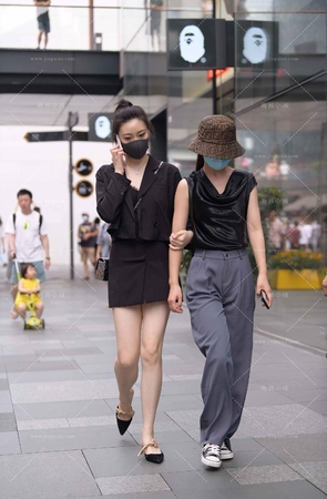 街拍白皙玉腿小姐姐