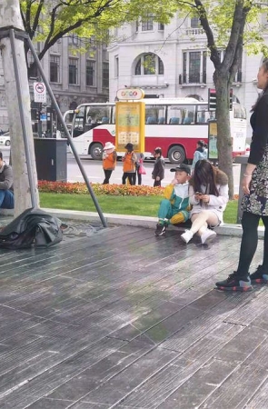 只顾着低头玩手机的少妇