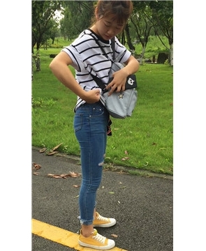 清纯紧身蓝牛小学妹摆拍 [995 MB]